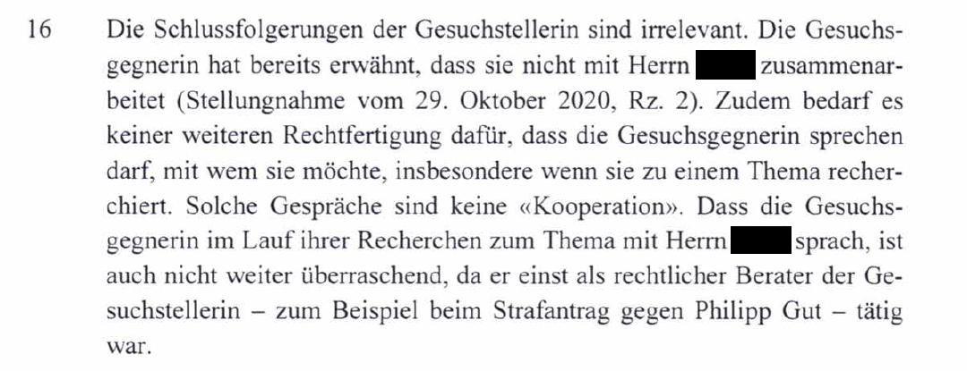 Rechtsschrift vom 9. August 2021, Rz. 16: Dass die Gesuchsgegnerin im Lauf ihrer Recherchen zum Thema mit Herrn [geschwärzt] sprach, ist auch nicht weiter überraschend.